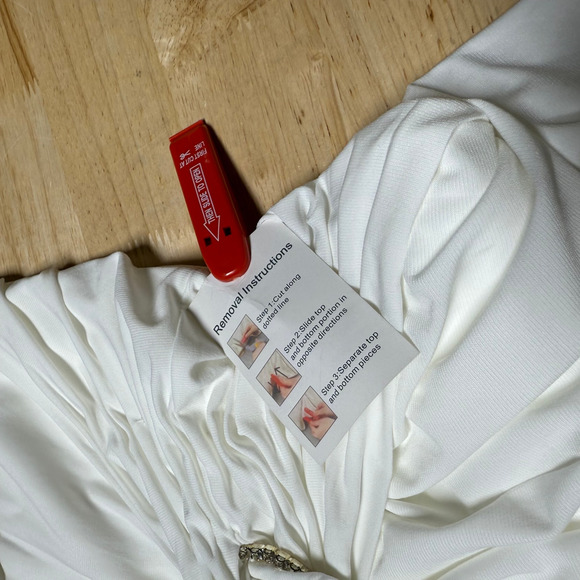 Mac Duggal NWT Draped Side Knot Jersey Gown Rhinestone Ring White Size 20 - Picture 11 of 11